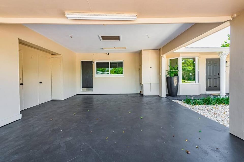 Juanita's Waterfront Villa House in Fort Lauderdale