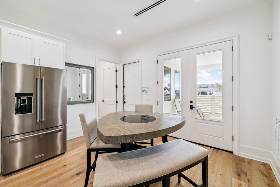 Kitchen or kitchenette, Dining area