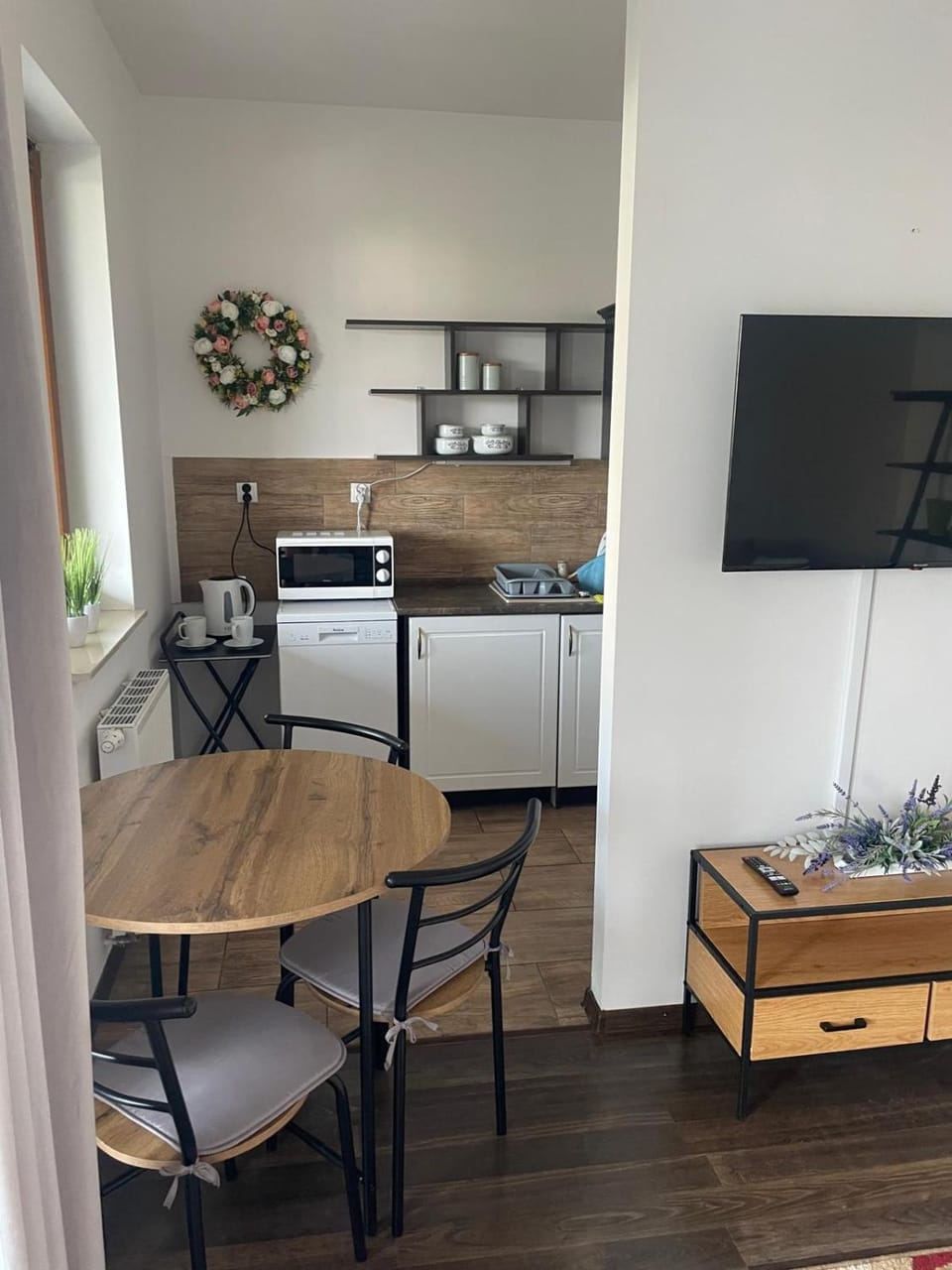 Kitchen or kitchenette, Dining area, dishwasher, oven