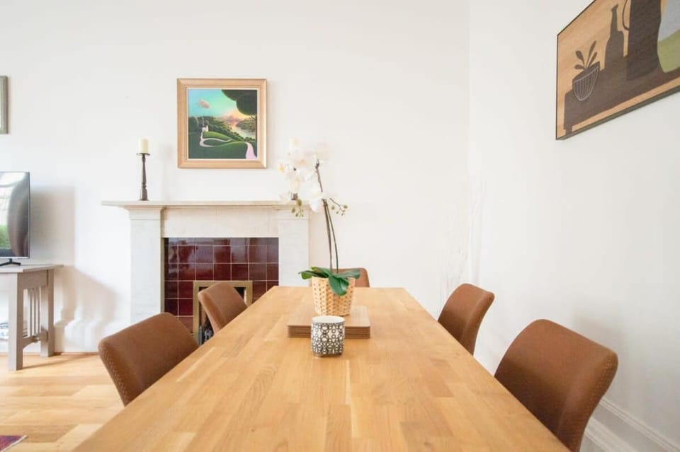 Stunning 3 Bed Flat in the Heart of the West End House in Glasgow