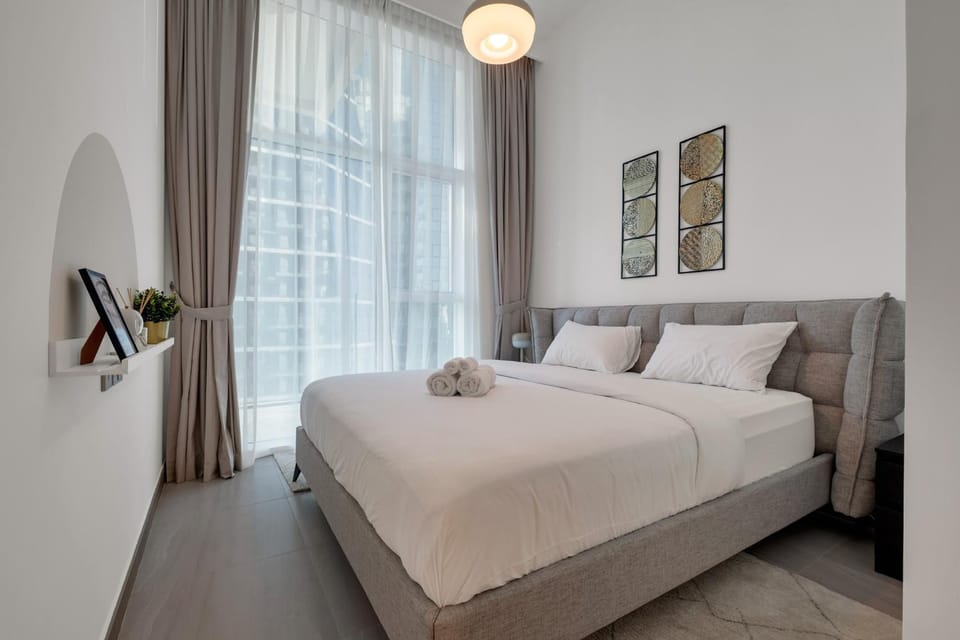 Bed, Photo of the whole room, Bedroom, City view, River view, Sea view, Sunset, towels, air conditioner