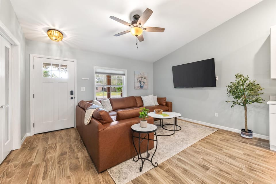 Sunny Retreat Near Downtown & Beaches House in Florida