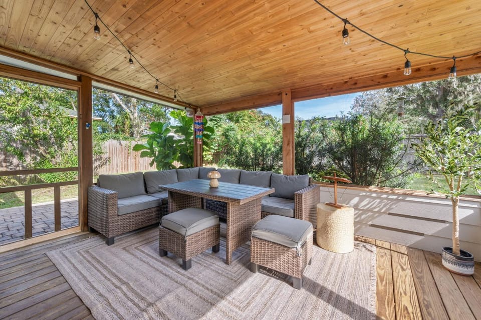 Sunny Retreat Near Downtown & Beaches House in Florida