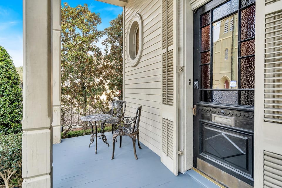 Chic home w balcony in Lower Garden District House in Warehouse District