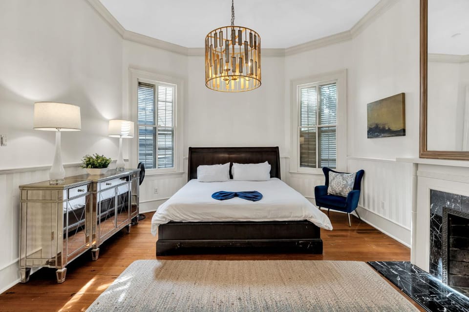 Chic home w balcony in Lower Garden District House in Warehouse District