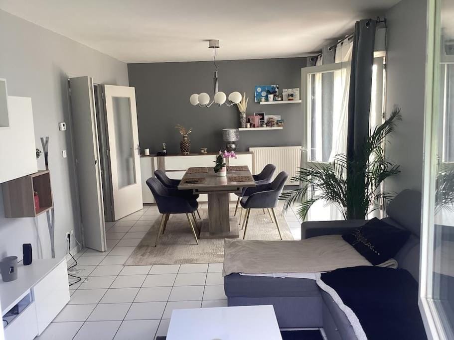 Living room, Seating area, Dining area