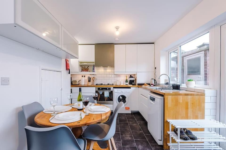 Coffee/tea facilities, Kitchen or kitchenette, Seating area, Dining area, dishwasher, oven, pet friendly, stove, toaster
