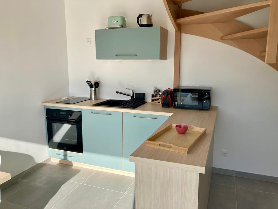 Coffee/tea facilities, Kitchen or kitchenette, stove, toaster