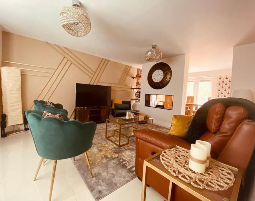 Luxurious 4 Dbl Bedroom house- home away from home Villa in Aylesbury Vale