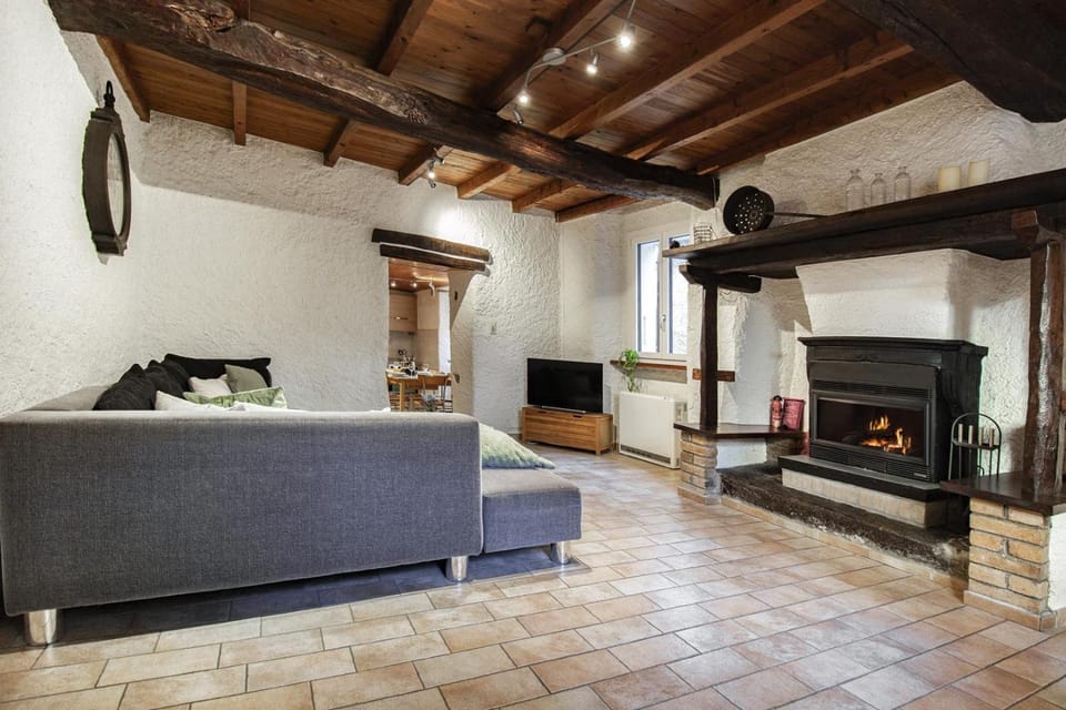 TV and multimedia, Living room, Photo of the whole room, fireplace