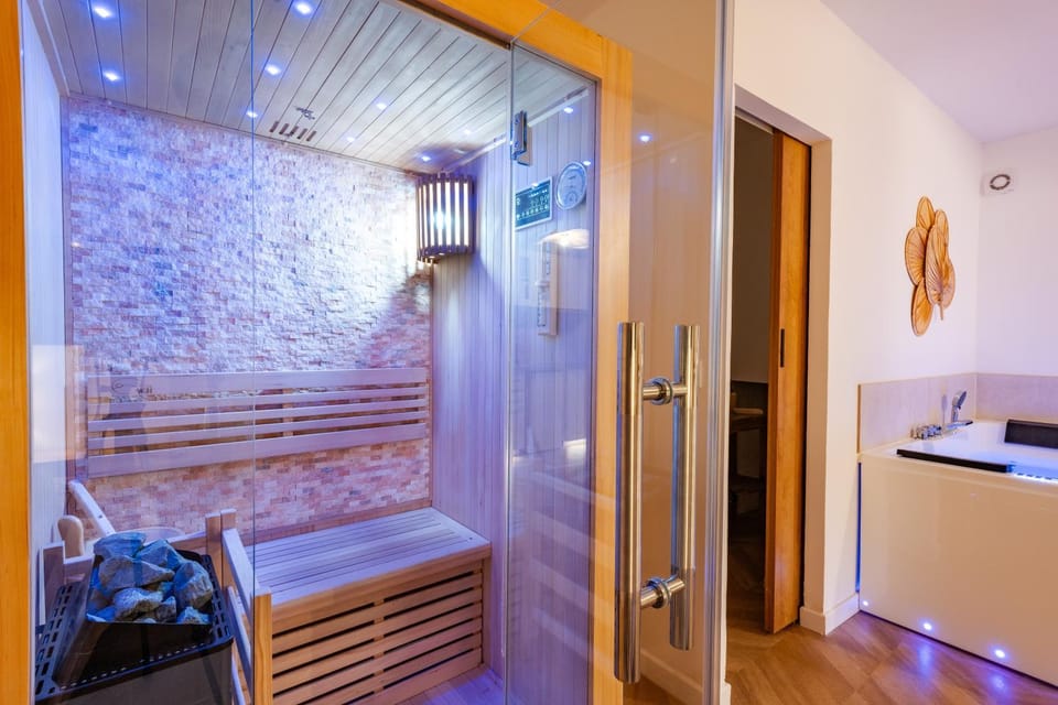 Suite Bali de 45m2 - Idéal couple - Chambre séparée - Jacuzzi baignoire balnéo - Sauna - Clim réversible - Netflix - Piscine accès partagé avec la petite copro - Bouteille de champagne offerte dès 2 nuits Apartment in Provence