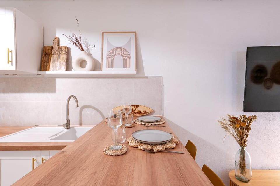 Suite Bali de 45m2 - Idéal couple - Chambre séparée - Jacuzzi baignoire balnéo - Sauna - Clim réversible - Netflix - Piscine accès partagé avec la petite copro - Bouteille de champagne offerte dès 2 nuits Apartment in Provence