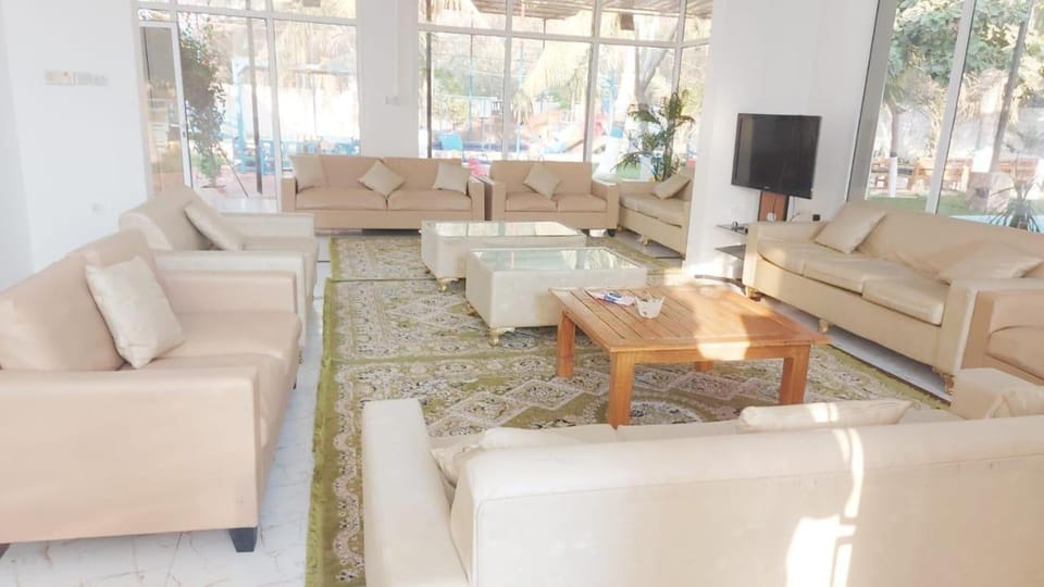 TV and multimedia, Living room, Seating area, Evening entertainment