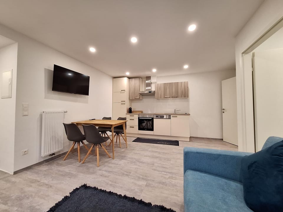 Kitchen or kitchenette, Seating area, stove