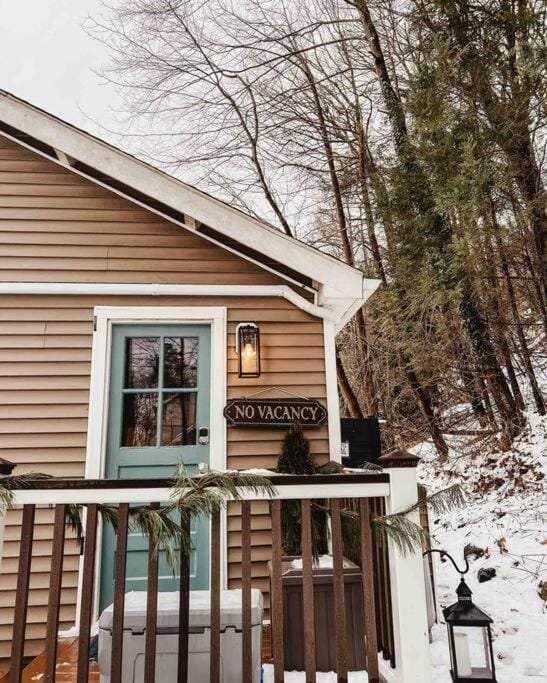 The Little Lake Cabin Cabin in New Fairfield