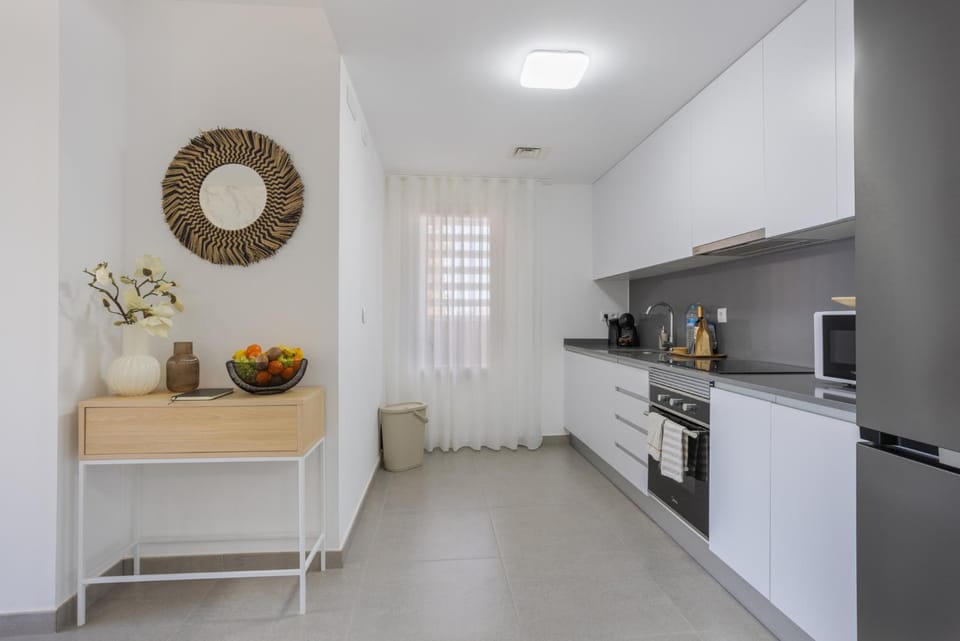 Coffee/tea facilities, Kitchen or kitchenette, microwave, oven, stove, toaster