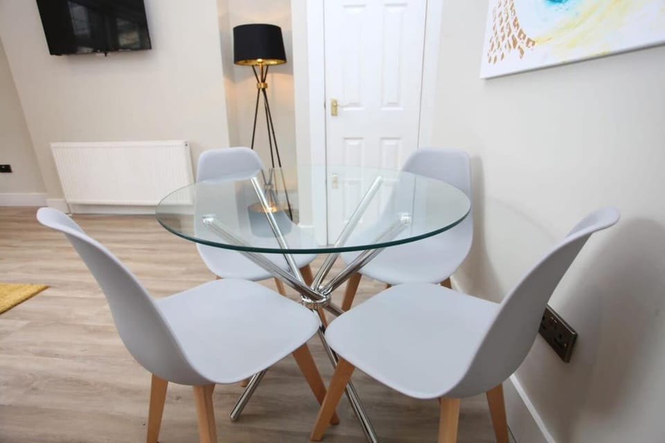 Three Bedroom Upper Flat in Jordanhill Apartment in Glasgow