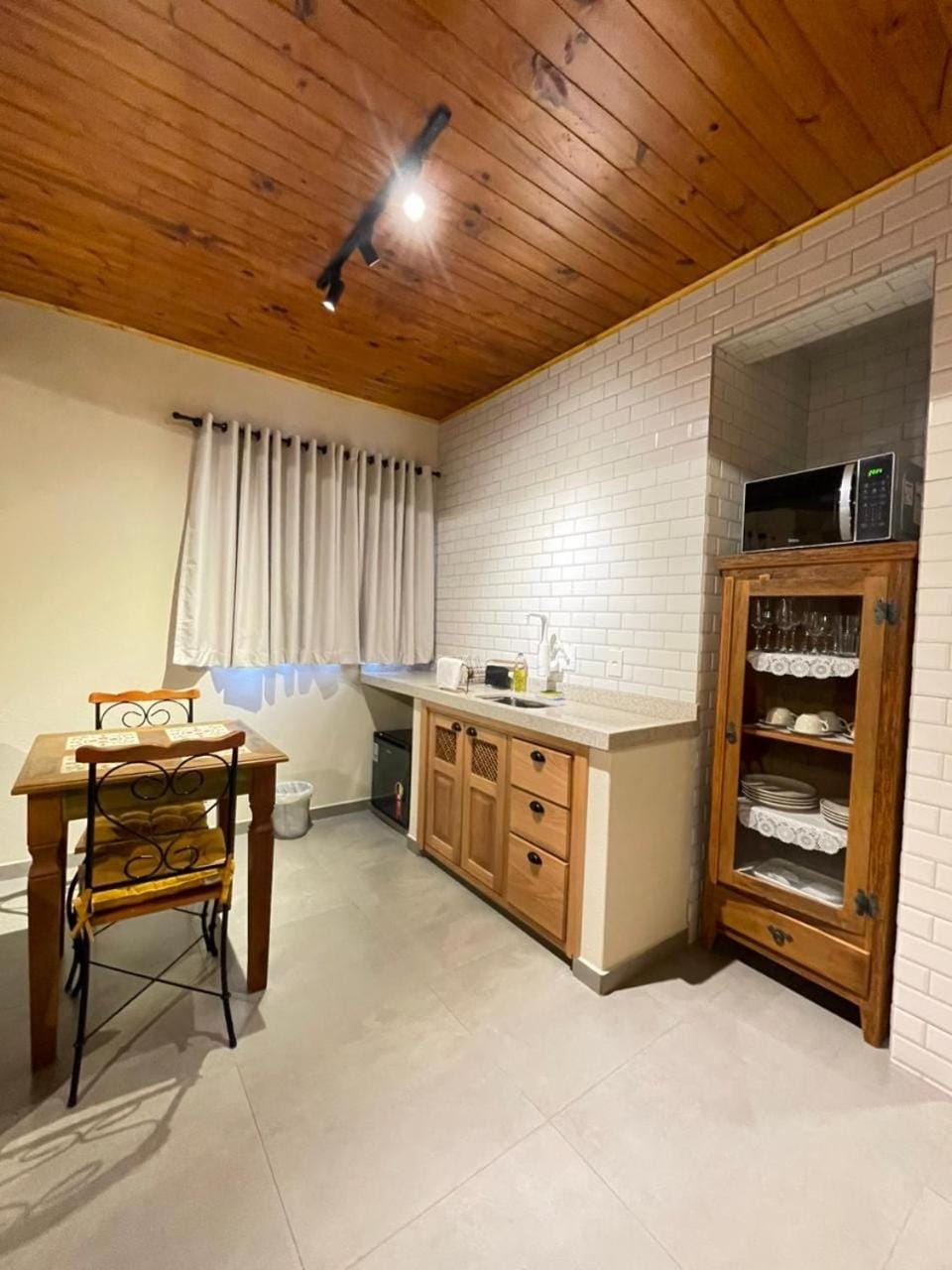 Dining area, minibar