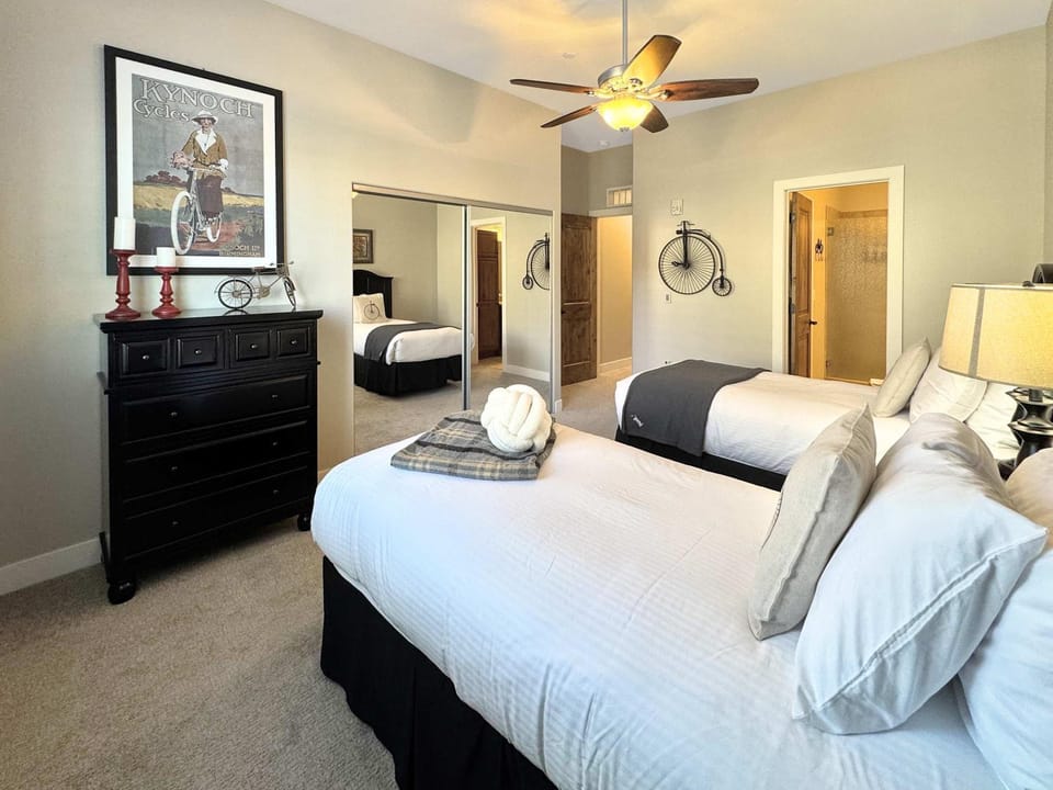Newpark Townhome, Breathtaking Views Shopping Center Steps Away House in Snyderville