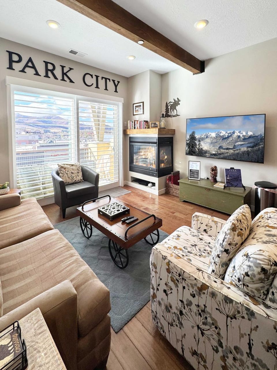 Newpark Townhome, Breathtaking Views Shopping Center Steps Away House in Snyderville