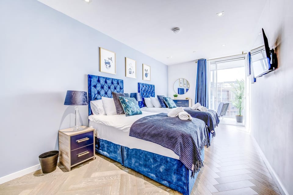 Bed, TV and multimedia, Bedroom, towels
