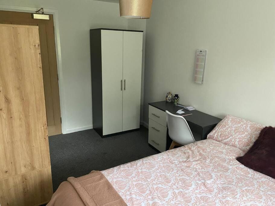 Five Bedroom House by Brookland Stays Serviced Accommodation Short Lets Sheffield with Free WiFi Apartment in Sheffield