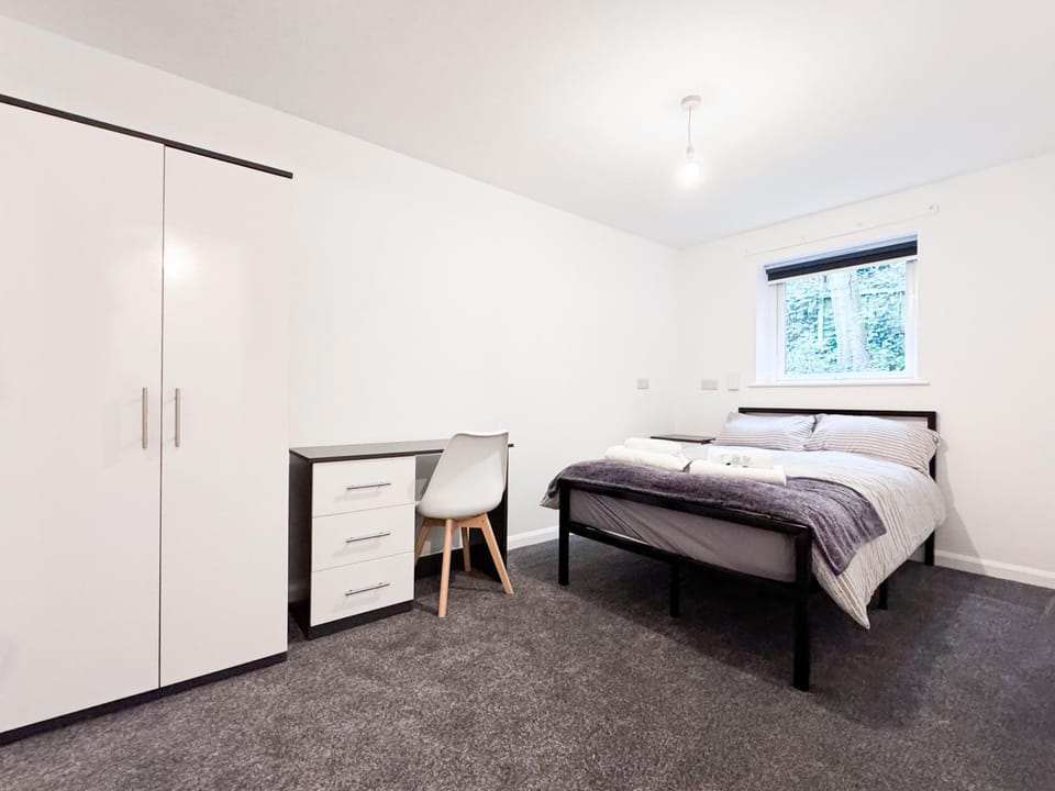 Five Bedroom House by Brookland Stays Serviced Accommodation Short Lets Sheffield with Free WiFi Apartment in Sheffield