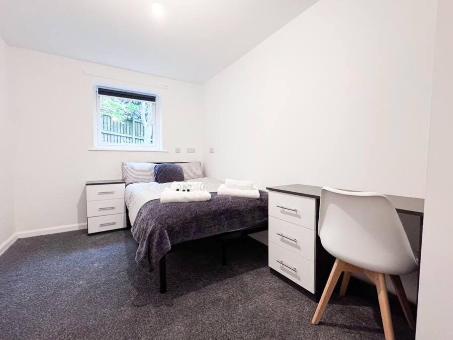 Five Bedroom House by Brookland Stays Serviced Accommodation Short Lets Sheffield with Free WiFi Apartment in Sheffield