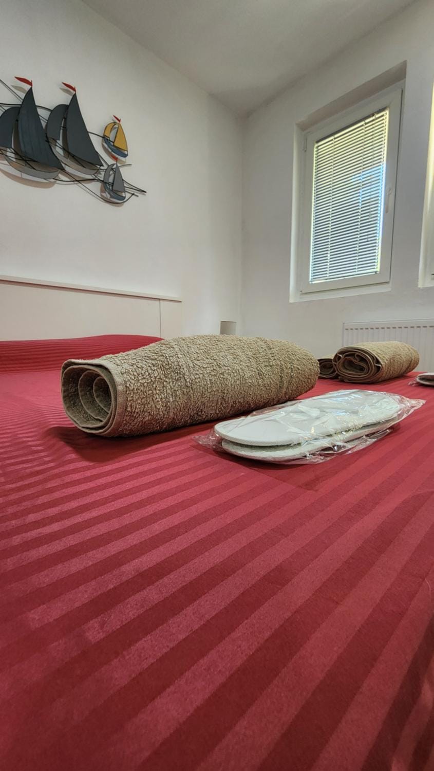 Bed, Bedroom, towels