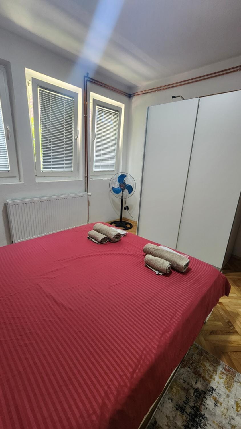 Photo of the whole room, Bedroom, towels, wardrobe