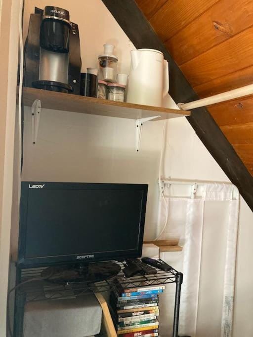 Beautiful A-Frame Mountain Cabin with Hot Tub! Cabin in Running Springs