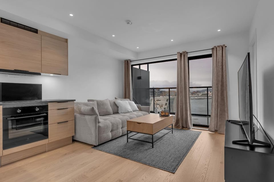 TV and multimedia, Kitchen or kitchenette, Living room, Seating area, Dining area, oven, stove