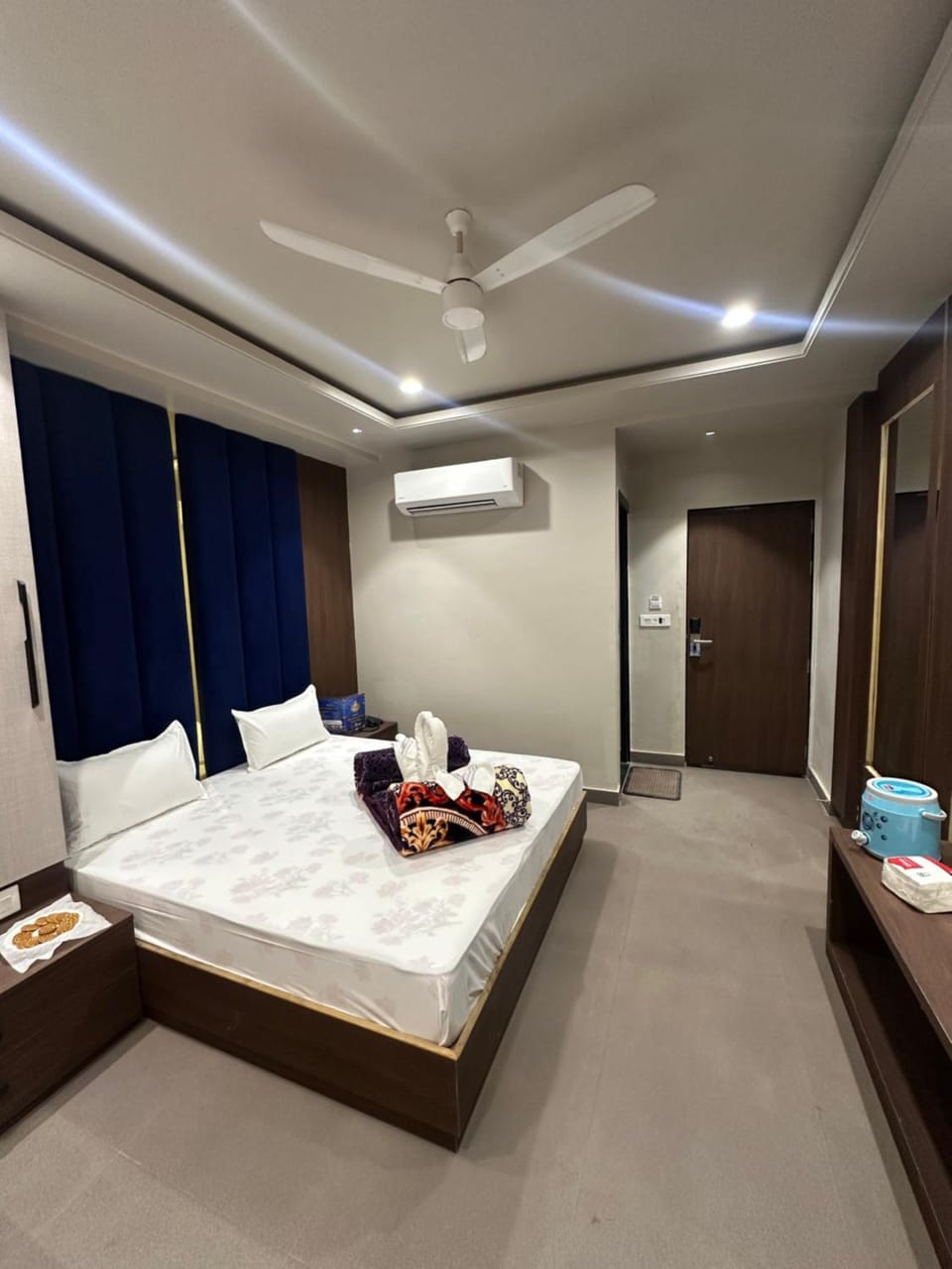 Bed, Photo of the whole room, Bedroom, towels, air conditioner