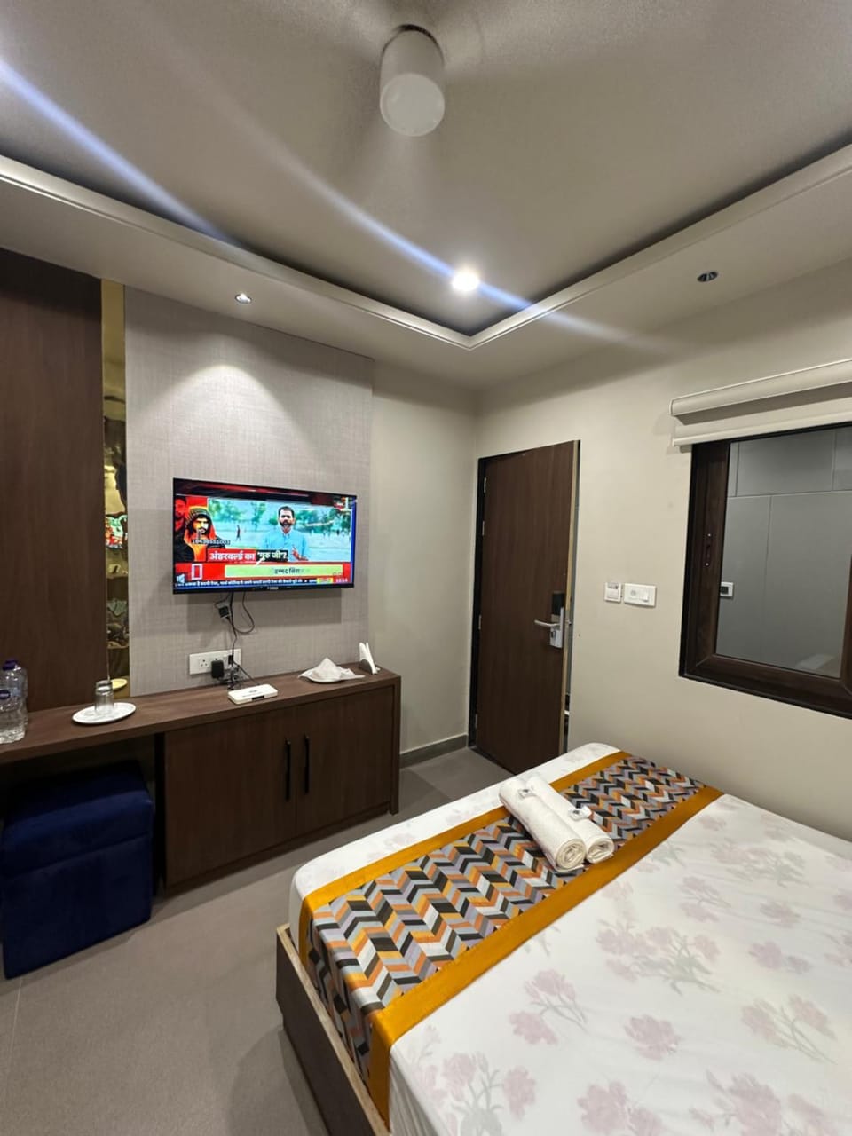 Bed, TV and multimedia, Bedroom
