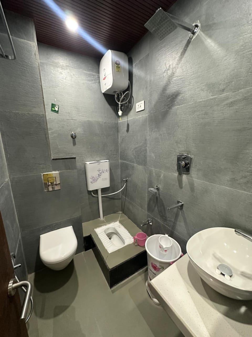 Shower, Toilet, Bathroom, towels
