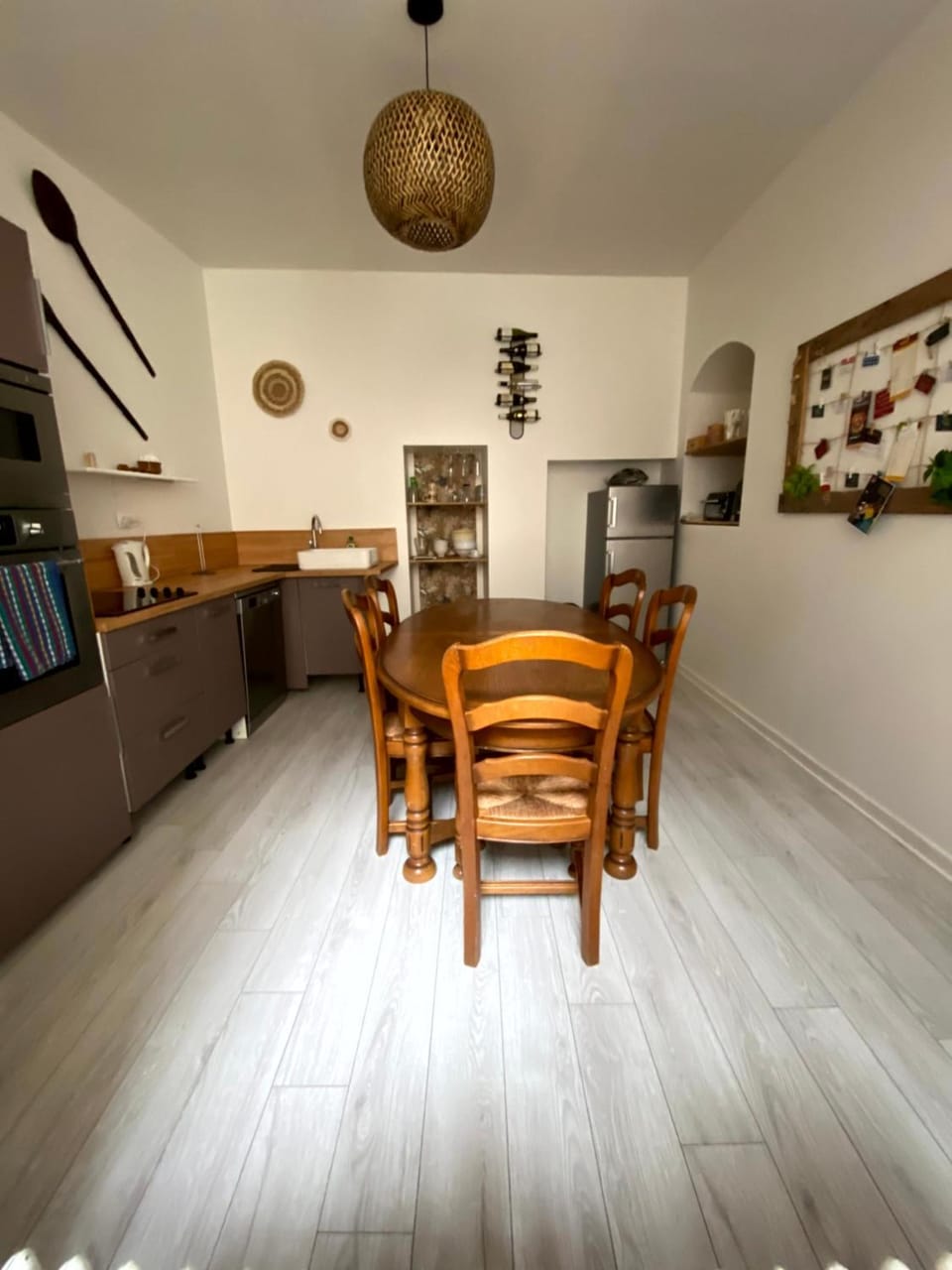 Dining area, kitchen