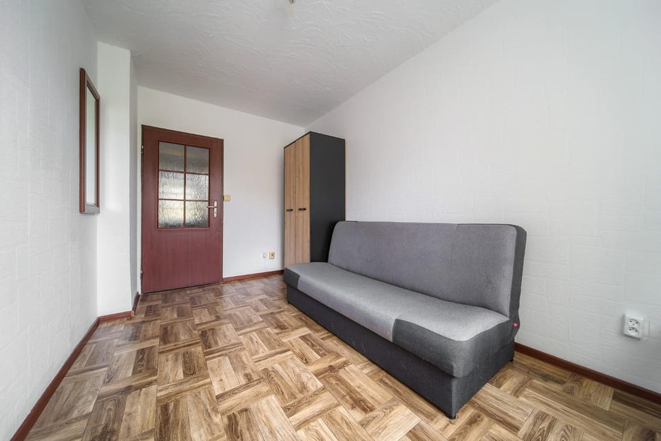 Seating area, Bedroom, wardrobe
