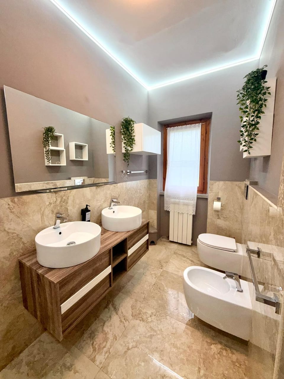 Shower, Toilet, Bathroom, bidet, hair dryier, heating, towels