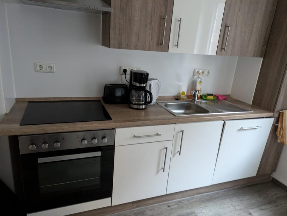 Coffee/tea facilities, Kitchen or kitchenette, dishwasher, stove, toaster