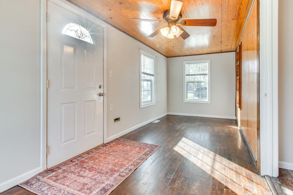 Hike, Boat & Fish: Dog-Friendly Robinson Home House in Indiana