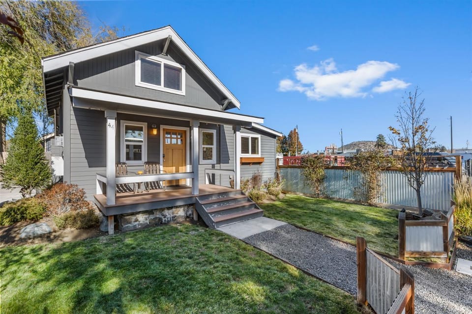 Bluebird Day - Lakewood Cottage House in Bend