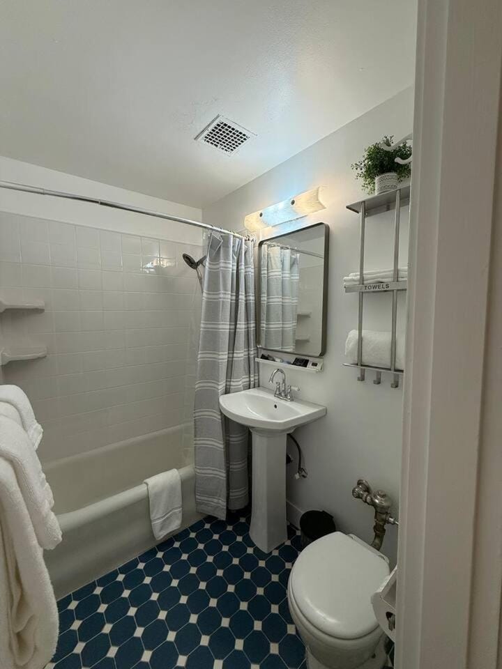 Retro Haven in 1930s Gem 312 Apartment in Klamath Falls