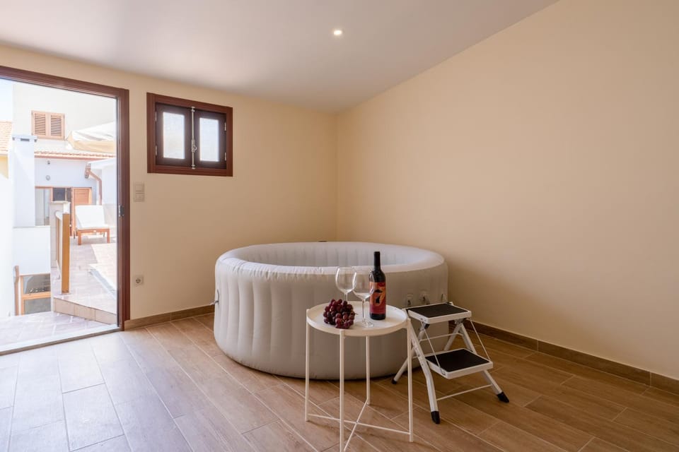 Hot Tub, Seating area