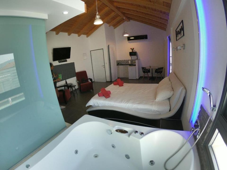 Bed, TV and multimedia, Living room, Bedroom, air conditioner