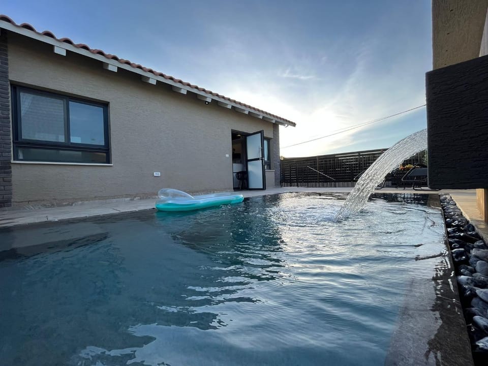 Property building, Mountain view, Pool view, Swimming pool