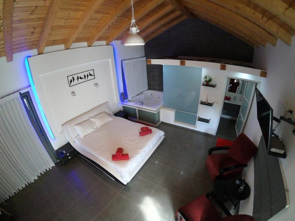 Bed, TV and multimedia, Photo of the whole room, Bedroom, towels