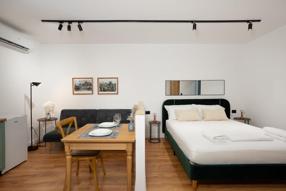 Bed, Photo of the whole room, Seating area, Bedroom, air conditioner