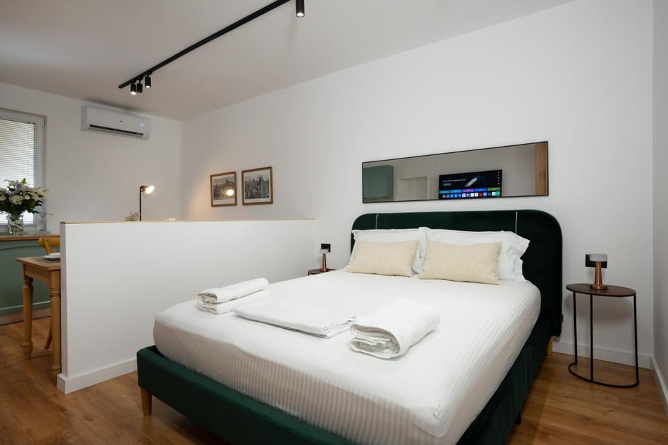 Photo of the whole room, Bedroom