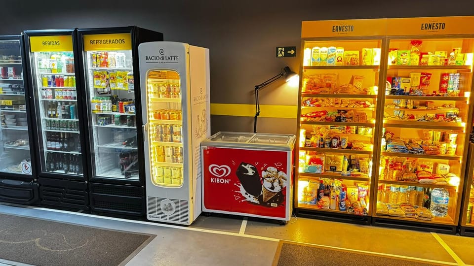 Food and drinks, vending machine
