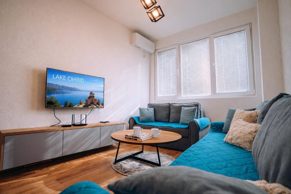 Communal lounge/ TV room, TV and multimedia, Living room, Seating area, Evening entertainment